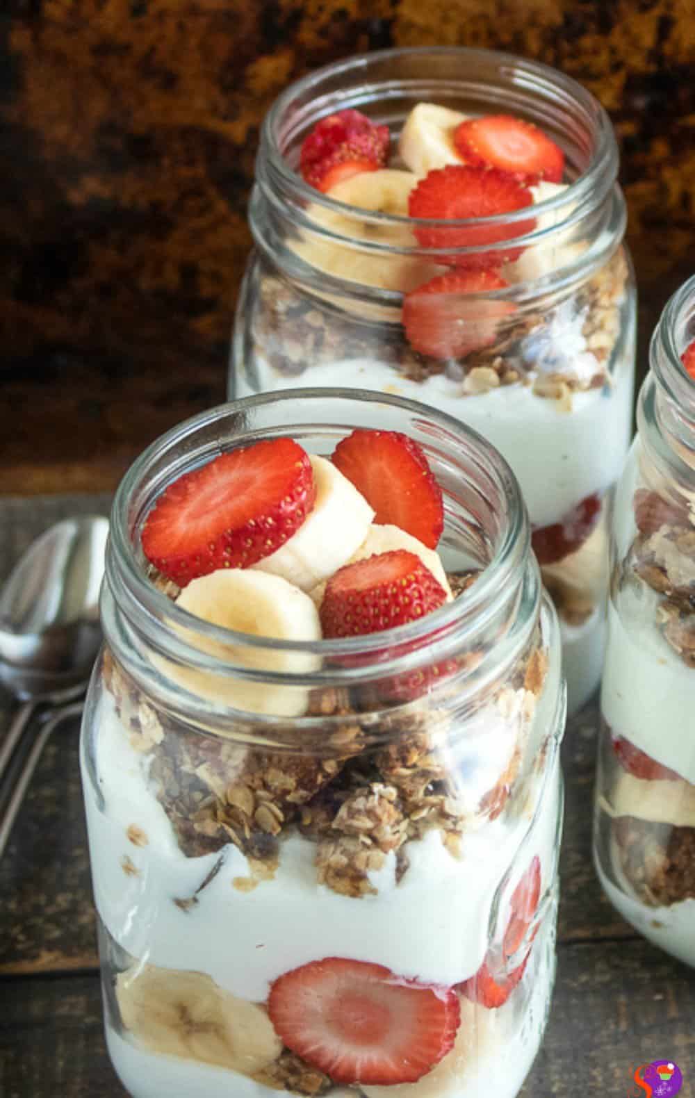 A quick and easy Strawberry Banana Parfait Recipe with Homemade Granola! #recipe #sweetandsavorymorsels