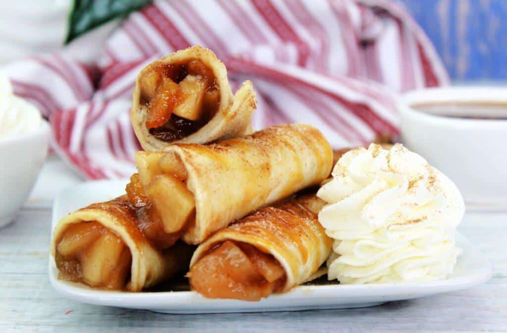 The combination of the warm, fragrant apples, and the crispy pastry creates a mouth-watering sensation that is both comforting and indulgent. The subtle sweetness of the apples is perfectly balanced by the crispy texture of the tortilla shell, creating a perfect harmony of flavor and texture. #applepietaquitos #CincodeMayo #taquitos #applepie