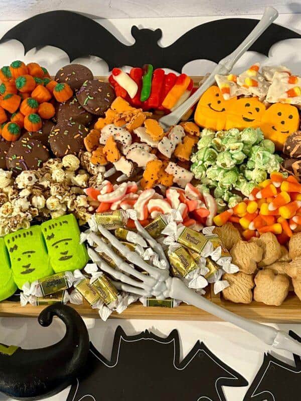 SPOOKY TREATS: THE ULTIMATE HALLOWEEN CANDY BOARD