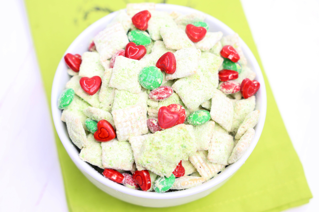 Easy Grinch Puppy Chow Recipe for Holiday Fun
