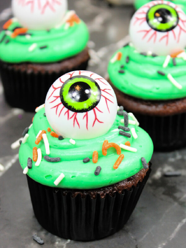 Spooky Halloween Eyeball Cupcakes: The Perfect Creepy-Cute Treats